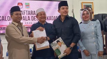 M. Reza Reynaldi saat menyerahkan berkas pendaftaran bakal calon Kepala Desa Sukadami kepada Ketua Panitia Pilkades Sukadami Muhamad Muslihin, M.Ag., Minggu (2/8/2026).