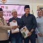 M. Reza Reynaldi saat menyerahkan berkas pendaftaran bakal calon Kepala Desa Sukadami kepada Ketua Panitia Pilkades Sukadami Muhamad Muslihin, M.Ag., Minggu (2/8/2026).