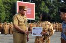 Wali Kota Bekasi Tri Adhianto menyerahkan piagam penghargaan kepada perwakilan Koperasi Konsumen Sahabat Vida Sejahtera (SAVIRA) saat apel pagi ASN di Plaza Pemerintah Kota Bekasi, Selasa (4/8/2026). Penghargaan diberikan sebagai bentuk apresiasi atas prestasi SAVIRA sebagai Koperasi Berprestasi Tingkat Provinsi Jawa Barat Tahun 2026.