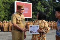 Wali Kota Bekasi Tri Adhianto menyerahkan piagam penghargaan kepada perwakilan Koperasi Konsumen Sahabat Vida Sejahtera (SAVIRA) saat apel pagi ASN di Plaza Pemerintah Kota Bekasi, Selasa (4/8/2026). Penghargaan diberikan sebagai bentuk apresiasi atas prestasi SAVIRA sebagai Koperasi Berprestasi Tingkat Provinsi Jawa Barat Tahun 2026.