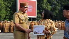 Wali Kota Bekasi Tri Adhianto menyerahkan piagam penghargaan kepada perwakilan Koperasi Konsumen Sahabat Vida Sejahtera (SAVIRA) saat apel pagi ASN di Plaza Pemerintah Kota Bekasi, Selasa (4/8/2026). Penghargaan diberikan sebagai bentuk apresiasi atas prestasi SAVIRA sebagai Koperasi Berprestasi Tingkat Provinsi Jawa Barat Tahun 2026.