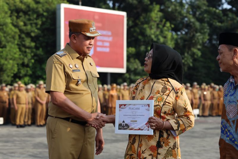 Wali Kota Bekasi Tri Adhianto menyerahkan piagam penghargaan kepada perwakilan Koperasi Konsumen Sahabat Vida Sejahtera (SAVIRA) saat apel pagi ASN di Plaza Pemerintah Kota Bekasi, Selasa (4/8/2026). Penghargaan diberikan sebagai bentuk apresiasi atas prestasi SAVIRA sebagai Koperasi Berprestasi Tingkat Provinsi Jawa Barat Tahun 2026.