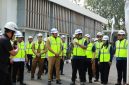 Wali Kota Bekasi Tri Adhianto melepas 11 armada water trucking di kawasan PSN SPAM Regional Jatiluhur I, Senin (3/8/2026), sebagai langkah antisipasi kekurangan pasokan air bersih selama musim kemarau.