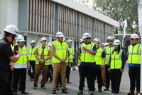 Wali Kota Bekasi Tri Adhianto melepas 11 armada water trucking di kawasan PSN SPAM Regional Jatiluhur I, Senin (3/8/2026), sebagai langkah antisipasi kekurangan pasokan air bersih selama musim kemarau.
