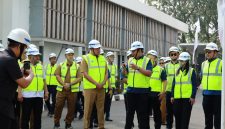 Wali Kota Bekasi Tri Adhianto melepas 11 armada water trucking di kawasan PSN SPAM Regional Jatiluhur I, Senin (3/8/2026), sebagai langkah antisipasi kekurangan pasokan air bersih selama musim kemarau.