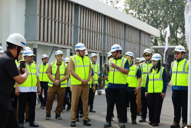 Wali Kota Bekasi Tri Adhianto melepas 11 armada water trucking di kawasan PSN SPAM Regional Jatiluhur I, Senin (3/8/2026), sebagai langkah antisipasi kekurangan pasokan air bersih selama musim kemarau.