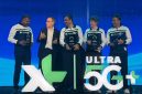 Jajaran manajemen PT XLSMART Telecom Sejahtera Tbk bersama perwakilan Ookla memperlihatkan penghargaan Speedtest Awards™ H1 2026 dalam peluncuran XL Ultra 5G+ di Jakarta, Senin (3/8/2026). XL meraih empat penghargaan bergengsi, yakni Best Mobile Network, Best 5G Network, Fastest 5G, dan Best 5G Video Experience di Indonesia. Foto: Dok. XLSMART.