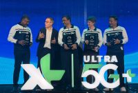 Jajaran manajemen PT XLSMART Telecom Sejahtera Tbk bersama perwakilan Ookla memperlihatkan penghargaan Speedtest Awards™ H1 2026 dalam peluncuran XL Ultra 5G+ di Jakarta, Senin (3/8/2026). XL meraih empat penghargaan bergengsi, yakni Best Mobile Network, Best 5G Network, Fastest 5G, dan Best 5G Video Experience di Indonesia. Foto: Dok. XLSMART.