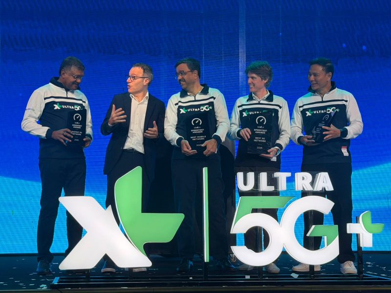 Jajaran manajemen PT XLSMART Telecom Sejahtera Tbk bersama perwakilan Ookla memperlihatkan penghargaan Speedtest Awards™ H1 2026 dalam peluncuran XL Ultra 5G+ di Jakarta, Senin (3/8/2026). XL meraih empat penghargaan bergengsi, yakni Best Mobile Network, Best 5G Network, Fastest 5G, dan Best 5G Video Experience di Indonesia. Foto: Dok. XLSMART.