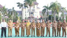 Sekretaris Daerah Kabupaten Bekasi Endin Samsudin bersama jajaran kepala perangkat daerah berfoto usai memimpin Apel Pagi di Plaza Pemerintah Kabupaten Bekasi, Cikarang Pusat, Senin (3/8/2026). Pada kesempatan tersebut, Pemkab Bekasi mengumumkan rangkaian peringatan Hari Jadi Kabupaten Bekasi ke-76, Hari Pramuka ke-65, dan HUT ke-81 Kemerdekaan RI yang akan berlangsung sepanjang Agustus 2026, dengan puncak pesta rakyat pada 21 Agustus 2026.