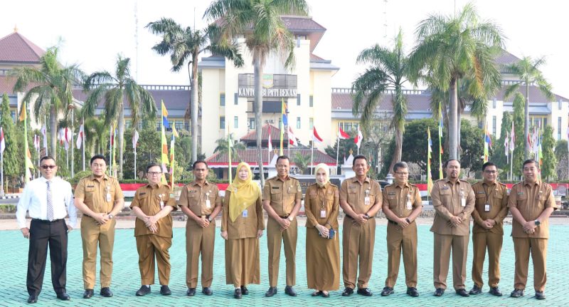 Sekretaris Daerah Kabupaten Bekasi Endin Samsudin bersama jajaran kepala perangkat daerah berfoto usai memimpin Apel Pagi di Plaza Pemerintah Kabupaten Bekasi, Cikarang Pusat, Senin (3/8/2026). Pada kesempatan tersebut, Pemkab Bekasi mengumumkan rangkaian peringatan Hari Jadi Kabupaten Bekasi ke-76, Hari Pramuka ke-65, dan HUT ke-81 Kemerdekaan RI yang akan berlangsung sepanjang Agustus 2026, dengan puncak pesta rakyat pada 21 Agustus 2026.