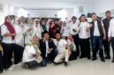 Panitia Pilkades Setia Mekar berfoto bersama dua bakal calon kepala desa beserta tim pendukung usai proses pendaftaran dan verifikasi berkas di Sekretariat Panitia Pilkades Setia Mekar, Kecamatan Tambun Selatan, Kabupaten Bekasi, pada Senin (3/8/2026). 