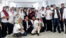Panitia Pilkades Setia Mekar berfoto bersama dua bakal calon kepala desa beserta tim pendukung usai proses pendaftaran dan verifikasi berkas di Sekretariat Panitia Pilkades Setia Mekar, Kecamatan Tambun Selatan, Kabupaten Bekasi, pada Senin (3/8/2026). 