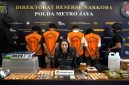 Direktorat Reserse Narkoba Polda Metro Jaya menunjukkan barang bukti tembakau sintetis seberat 995 gram beserta sejumlah alat produksi dan perlengkapan lain yang diamankan dari pengungkapan sindikat peredaran narkotika di wilayah Jakarta Selatan dan Jakarta Timur.