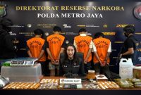 Direktorat Reserse Narkoba Polda Metro Jaya menunjukkan barang bukti tembakau sintetis seberat 995 gram beserta sejumlah alat produksi dan perlengkapan lain yang diamankan dari pengungkapan sindikat peredaran narkotika di wilayah Jakarta Selatan dan Jakarta Timur.