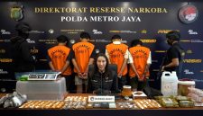Direktorat Reserse Narkoba Polda Metro Jaya menunjukkan barang bukti tembakau sintetis seberat 995 gram beserta sejumlah alat produksi dan perlengkapan lain yang diamankan dari pengungkapan sindikat peredaran narkotika di wilayah Jakarta Selatan dan Jakarta Timur.