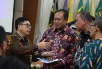 Ket. Foto: Wali Kota Bekasi Tri Adhianto (kanan) berdiskusi dengan jajaran Kementerian ATR/BPN dan pemerintah daerah usai mengikuti Rapat Koordinasi Pencegahan Korupsi dan Optimalisasi Pemanfaatan Lahan, Tanah, dan Tata Ruang di Cimahi, Jawa Barat, Selasa (4/8/2026). Dalam kegiatan tersebut, Tri Adhianto menandatangani komitmen bersama KPK dan ATR/BPN untuk memperkuat tata kelola pertanahan yang transparan, akuntabel, dan bebas dari praktik korupsi. Foto: Humas Pemkot Bekasi.