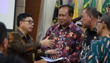 Ket. Foto: Wali Kota Bekasi Tri Adhianto (kanan) berdiskusi dengan jajaran Kementerian ATR/BPN dan pemerintah daerah usai mengikuti Rapat Koordinasi Pencegahan Korupsi dan Optimalisasi Pemanfaatan Lahan, Tanah, dan Tata Ruang di Cimahi, Jawa Barat, Selasa (4/8/2026). Dalam kegiatan tersebut, Tri Adhianto menandatangani komitmen bersama KPK dan ATR/BPN untuk memperkuat tata kelola pertanahan yang transparan, akuntabel, dan bebas dari praktik korupsi. Foto: Humas Pemkot Bekasi.