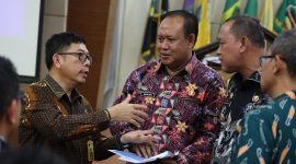 Ket. Foto: Wali Kota Bekasi Tri Adhianto (kanan) berdiskusi dengan jajaran Kementerian ATR/BPN dan pemerintah daerah usai mengikuti Rapat Koordinasi Pencegahan Korupsi dan Optimalisasi Pemanfaatan Lahan, Tanah, dan Tata Ruang di Cimahi, Jawa Barat, Selasa (4/8/2026). Dalam kegiatan tersebut, Tri Adhianto menandatangani komitmen bersama KPK dan ATR/BPN untuk memperkuat tata kelola pertanahan yang transparan, akuntabel, dan bebas dari praktik korupsi. Foto: Humas Pemkot Bekasi.
