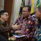 Ket. Foto: Wali Kota Bekasi Tri Adhianto (kanan) berdiskusi dengan jajaran Kementerian ATR/BPN dan pemerintah daerah usai mengikuti Rapat Koordinasi Pencegahan Korupsi dan Optimalisasi Pemanfaatan Lahan, Tanah, dan Tata Ruang di Cimahi, Jawa Barat, Selasa (4/8/2026). Dalam kegiatan tersebut, Tri Adhianto menandatangani komitmen bersama KPK dan ATR/BPN untuk memperkuat tata kelola pertanahan yang transparan, akuntabel, dan bebas dari praktik korupsi. Foto: Humas Pemkot Bekasi.