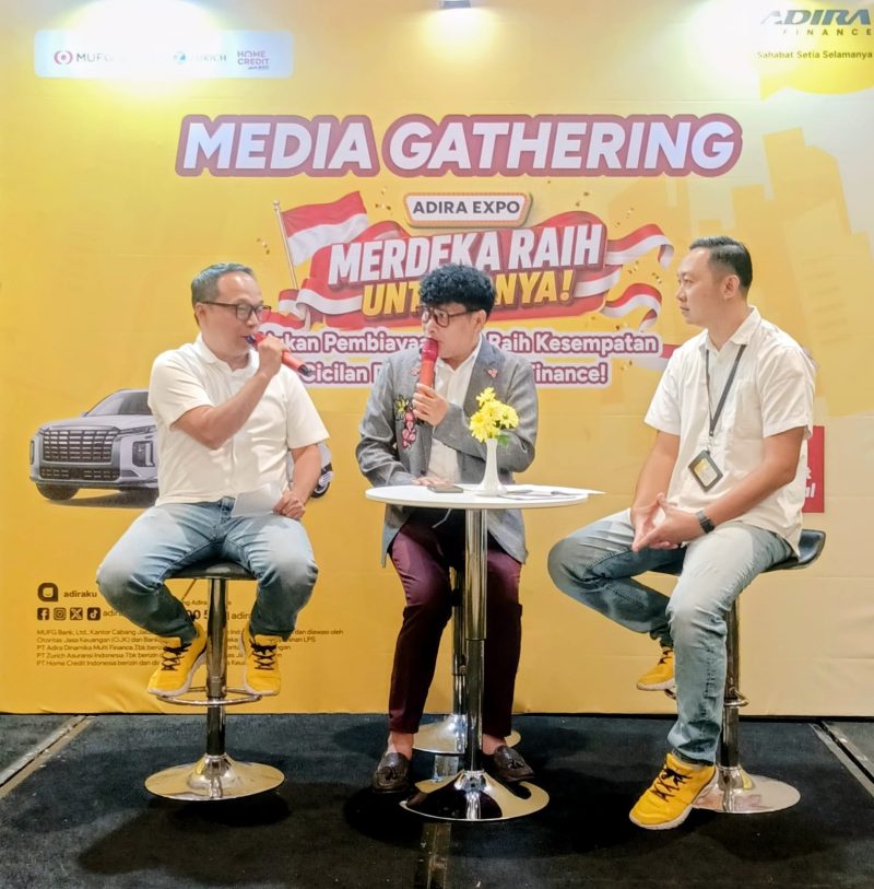 Media Gathering Adira Expo 2026: Perwakilan Adira Finance berdiskusi dengan moderator dalam sesi media gathering menjelang penyelenggaraan Adira Expo 
