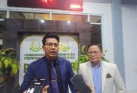 Kuasa hukum tersangka MSB, Bilhuda, S.H. (kiri), didampingi tim kuasa hukum memberikan keterangan kepada awak media usai mendampingi pemeriksaan lanjutan kliennya di Kantor Kejaksaan Negeri Kabupaten Bekasi, Cikarang Pusat, Selasa (4/8/2026). Dalam kesempatan tersebut, pihak kuasa hukum membantah tuduhan adanya penggunaan rekening pribadi dalam kasus dugaan korupsi pemasangan sambungan langganan (SL) Perumda Tirta Bhagasasi. Dok.