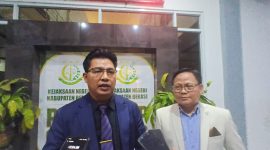 Kuasa hukum tersangka MSB, Bilhuda, S.H. (kiri), didampingi tim kuasa hukum memberikan keterangan kepada awak media usai mendampingi pemeriksaan lanjutan kliennya di Kantor Kejaksaan Negeri Kabupaten Bekasi, Cikarang Pusat, Selasa (4/8/2026). Dalam kesempatan tersebut, pihak kuasa hukum membantah tuduhan adanya penggunaan rekening pribadi dalam kasus dugaan korupsi pemasangan sambungan langganan (SL) Perumda Tirta Bhagasasi. Dok.