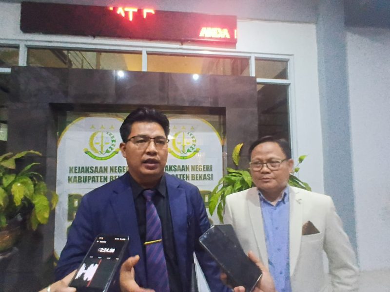 Kuasa hukum tersangka MSB, Bilhuda, S.H. (kiri), didampingi tim kuasa hukum memberikan keterangan kepada awak media usai mendampingi pemeriksaan lanjutan kliennya di Kantor Kejaksaan Negeri Kabupaten Bekasi, Cikarang Pusat, Selasa (4/8/2026). Dalam kesempatan tersebut, pihak kuasa hukum membantah tuduhan adanya penggunaan rekening pribadi dalam kasus dugaan korupsi pemasangan sambungan langganan (SL) Perumda Tirta Bhagasasi. Dok.