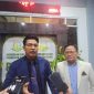 Kuasa hukum tersangka MSB, Bilhuda, S.H. (kiri), didampingi tim kuasa hukum memberikan keterangan kepada awak media usai mendampingi pemeriksaan lanjutan kliennya di Kantor Kejaksaan Negeri Kabupaten Bekasi, Cikarang Pusat, Selasa (4/8/2026). Dalam kesempatan tersebut, pihak kuasa hukum membantah tuduhan adanya penggunaan rekening pribadi dalam kasus dugaan korupsi pemasangan sambungan langganan (SL) Perumda Tirta Bhagasasi. Dok.