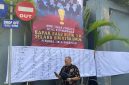 Spanduk mosi tidak percaya terhadap Direktur Umum Perumda Tirta Bhagasasi terpasang di area kantor perusahaan, disertai lembar tanda tangan yang diklaim sebagai dukungan dari sejumlah pegawai.