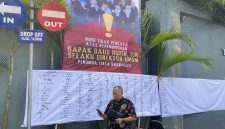 Spanduk mosi tidak percaya terhadap Direktur Umum Perumda Tirta Bhagasasi terpasang di area kantor perusahaan, disertai lembar tanda tangan yang diklaim sebagai dukungan dari sejumlah pegawai.