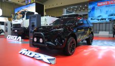 Isuzu New mu-X Concept tampil di GIIAS 2026 dengan tema off-road hasil kolaborasi Isuzu dan SANA. Berbasis New mu-X 4x4, SUV ini dibekali berbagai aksesori pendukung petualangan seperti nudge bar, roof box, towing bar, serta ban mud terrain.