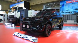 Isuzu New mu-X Concept tampil di GIIAS 2026 dengan tema off-road hasil kolaborasi Isuzu dan SANA. Berbasis New mu-X 4x4, SUV ini dibekali berbagai aksesori pendukung petualangan seperti nudge bar, roof box, towing bar, serta ban mud terrain.