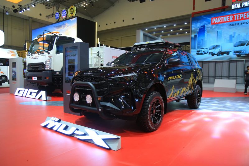 Isuzu New mu-X Concept tampil di GIIAS 2026 dengan tema off-road hasil kolaborasi Isuzu dan SANA. Berbasis New mu-X 4x4, SUV ini dibekali berbagai aksesori pendukung petualangan seperti nudge bar, roof box, towing bar, serta ban mud terrain.