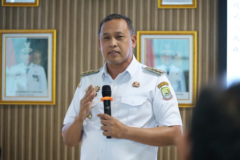 Wali Kota Bekasi Tri Adhianto memimpin rapat pembahasan MCSP-RBS 2026 di Balai Kota Bekasi, Rabu (5/8/2026), guna memperkuat sistem pengawasan berbasis risiko dan pencegahan korupsi di lingkungan Pemkot Bekasi.