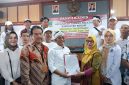 Bakal Calon Kepala Desa Tambun, Jaut Sarja Winata, saat menyerahkan berkas pendaftaran kepada Panitia Pilkades Desa Tambun pada hari terakhir masa pendaftaran Pilkades Serentak Kabupaten Bekasi 2026.