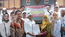 Bakal Calon Kepala Desa Tambun, Jaut Sarja Winata, saat menyerahkan berkas pendaftaran kepada Panitia Pilkades Desa Tambun pada hari terakhir masa pendaftaran Pilkades Serentak Kabupaten Bekasi 2026.