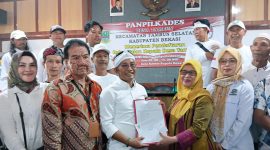 Bakal Calon Kepala Desa Tambun, Jaut Sarja Winata, saat menyerahkan berkas pendaftaran kepada Panitia Pilkades Desa Tambun pada hari terakhir masa pendaftaran Pilkades Serentak Kabupaten Bekasi 2026.