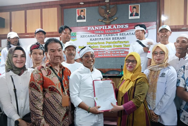 Bakal Calon Kepala Desa Tambun, Jaut Sarja Winata, saat menyerahkan berkas pendaftaran kepada Panitia Pilkades Desa Tambun pada hari terakhir masa pendaftaran Pilkades Serentak Kabupaten Bekasi 2026.