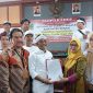 Bakal Calon Kepala Desa Tambun, Jaut Sarja Winata, saat menyerahkan berkas pendaftaran kepada Panitia Pilkades Desa Tambun pada hari terakhir masa pendaftaran Pilkades Serentak Kabupaten Bekasi 2026.