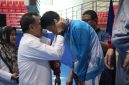 Wakil Wali Kota Bekasi Abdul Harris Bobihoe memberikan apresiasi kepada atlet Peparpeda saat membuka ajang olahraga pelajar disabilitas di Kota Bekasi.