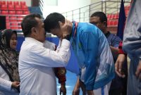 Wakil Wali Kota Bekasi Abdul Harris Bobihoe memberikan apresiasi kepada atlet Peparpeda saat membuka ajang olahraga pelajar disabilitas di Kota Bekasi.