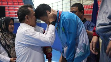 Wakil Wali Kota Bekasi Abdul Harris Bobihoe memberikan apresiasi kepada atlet Peparpeda saat membuka ajang olahraga pelajar disabilitas di Kota Bekasi.