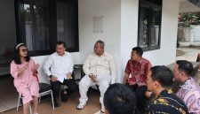Keterangan foto: Wakil Wali Kota Bekasi Abdul Harris Bobihoe menemui Heru Baskoro, putra Sayuti Melik, di Sentra Terpadu Pangudi Luhur (STPL), Kota Bekasi, Kamis (7/8/2026). Dalam kunjungan tersebut, Harris menyampaikan undangan dari Presiden Prabowo Subianto untuk menghadiri peringatan HUT Kemerdekaan RI di Istana Negara.