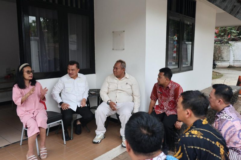 Keterangan foto: Wakil Wali Kota Bekasi Abdul Harris Bobihoe menemui Heru Baskoro, putra Sayuti Melik, di Sentra Terpadu Pangudi Luhur (STPL), Kota Bekasi, Kamis (7/8/2026). Dalam kunjungan tersebut, Harris menyampaikan undangan dari Presiden Prabowo Subianto untuk menghadiri peringatan HUT Kemerdekaan RI di Istana Negara.