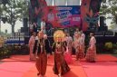 Peserta Fashion Show Gebyar Kepariwisataan dan Ekonomi Kreatif Kabupaten Bekasi tampil mengenakan busana bernuansa budaya Nusantara di atas catwalk. Kegiatan tersebut menjadi ajang memperkenalkan kekayaan budaya dan kreativitas lokal Kabupaten Bekasi.