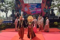 Peserta Fashion Show Gebyar Kepariwisataan dan Ekonomi Kreatif Kabupaten Bekasi tampil mengenakan busana bernuansa budaya Nusantara di atas catwalk. Kegiatan tersebut menjadi ajang memperkenalkan kekayaan budaya dan kreativitas lokal Kabupaten Bekasi.