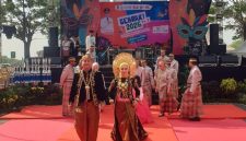 Peserta Fashion Show Gebyar Kepariwisataan dan Ekonomi Kreatif Kabupaten Bekasi tampil mengenakan busana bernuansa budaya Nusantara di atas catwalk. Kegiatan tersebut menjadi ajang memperkenalkan kekayaan budaya dan kreativitas lokal Kabupaten Bekasi.