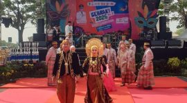 Peserta Fashion Show Gebyar Kepariwisataan dan Ekonomi Kreatif Kabupaten Bekasi tampil mengenakan busana bernuansa budaya Nusantara di atas catwalk. Kegiatan tersebut menjadi ajang memperkenalkan kekayaan budaya dan kreativitas lokal Kabupaten Bekasi.