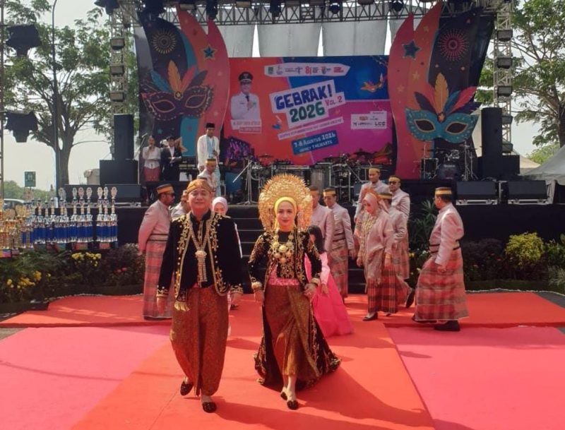 Peserta Fashion Show Gebyar Kepariwisataan dan Ekonomi Kreatif Kabupaten Bekasi tampil mengenakan busana bernuansa budaya Nusantara di atas catwalk. Kegiatan tersebut menjadi ajang memperkenalkan kekayaan budaya dan kreativitas lokal Kabupaten Bekasi.